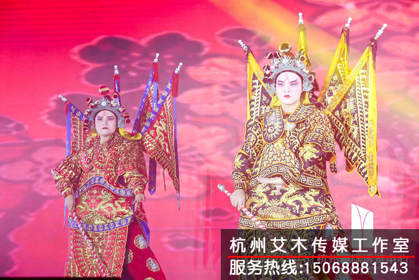 杭州國際博覽中心2020新春紅藍(lán)競演茶話會戲劇演員在臺上表演現(xiàn)場拍攝情況