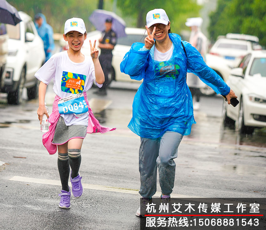 參加毅行十二年運動會跑步的達(dá)到終點的喜悅