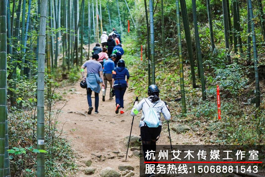 戶外訓(xùn)練基地團(tuán)隊(duì)成員上山場景拍攝